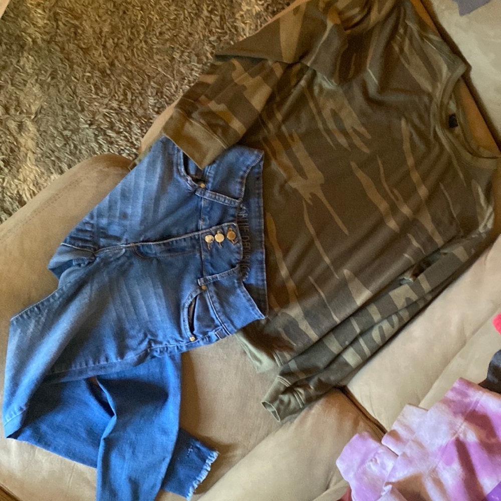Cute outfit😍high waist stretchy but lifting Republic Jeans and Camo top size L